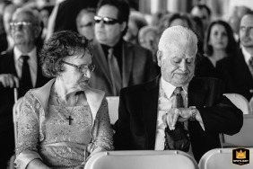 Le grand-père de la mariée vérifie patiemment sa montre lors de la cérémonie du Club de Golf Métropolitain à Anjou, au Québec, attendant avec impatience le début du mariage.